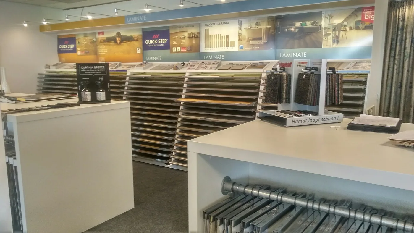 Showroom met laminaatstalen waarop je kwaliteit en afwerking kunt vergelijken